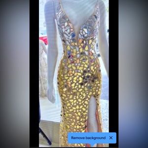 I’m selling this dress I wore once to prom a year ago and I’d love to sell